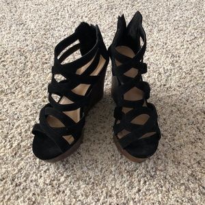 Black wedges